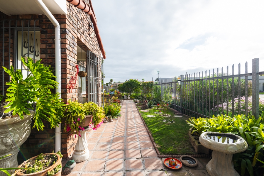 5 Bedroom Property for Sale in Middedorp Western Cape